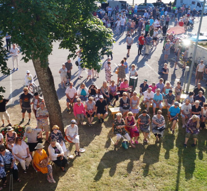 Paljon ihmisiä kesäisenä päivänä