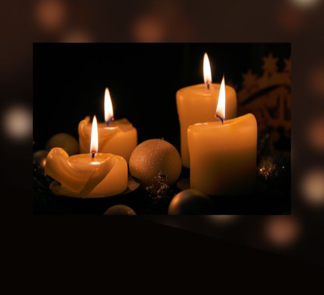 Kynttilöitä tummalla taustalla