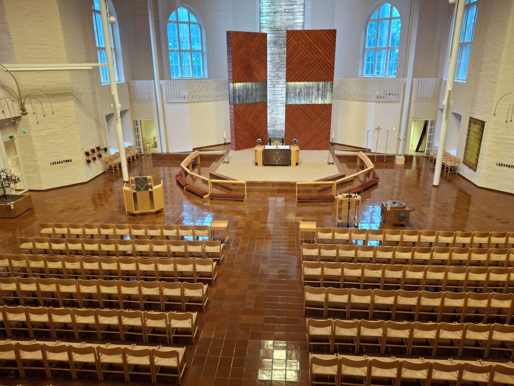 kirkon sisätila, näkymä alttarille päin