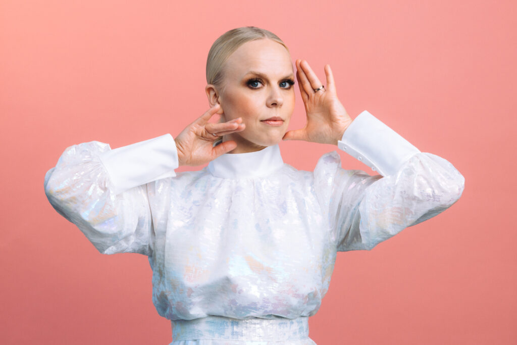 Nainen vaaleanpunaisella taustalla