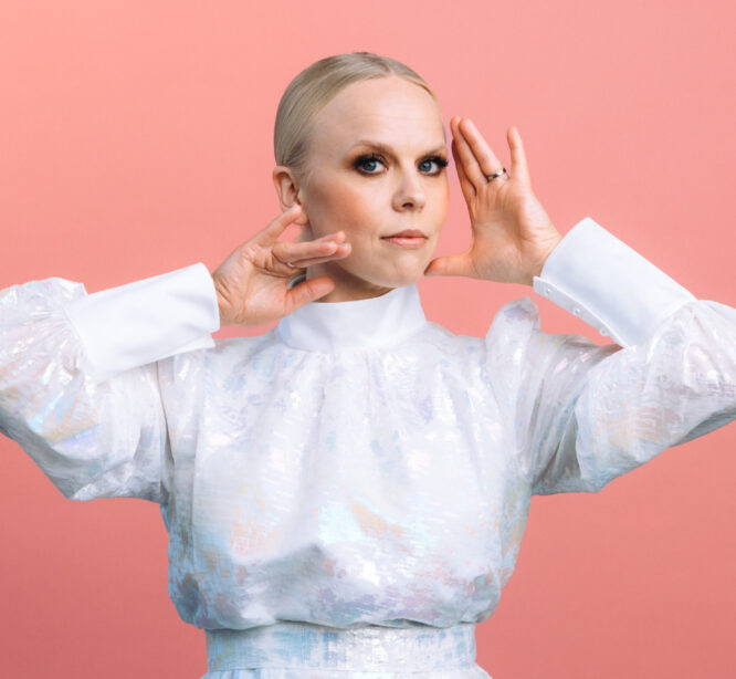 Nainen vaaleanpunaisella taustalla