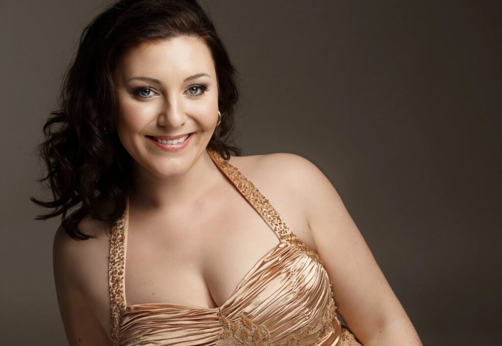 Nainen tummalla taustalla