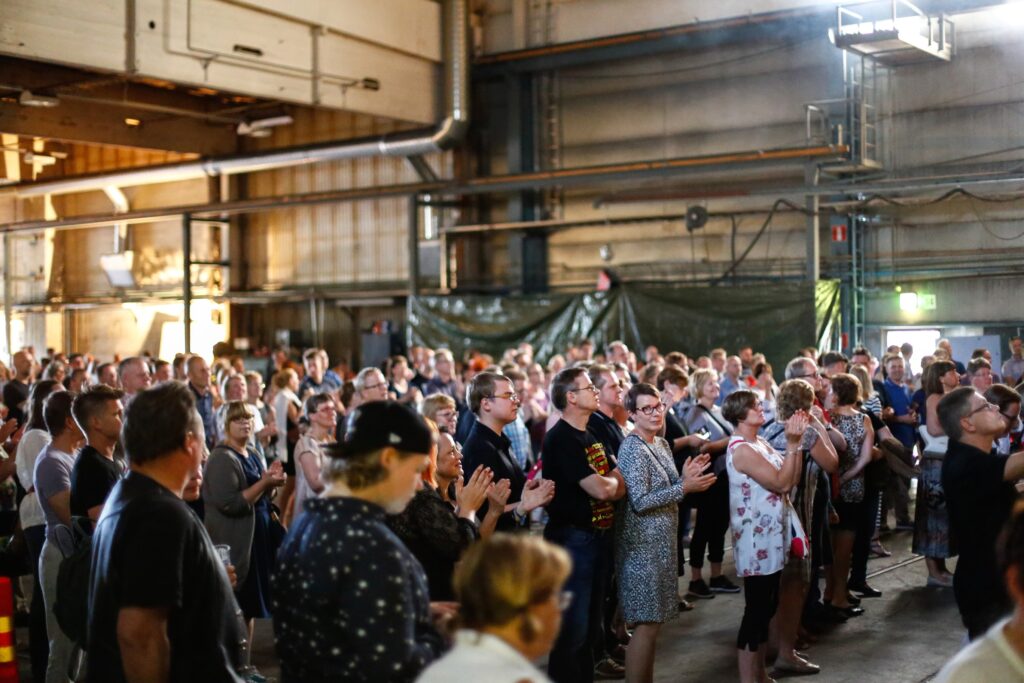 yleisöä taputtamassa