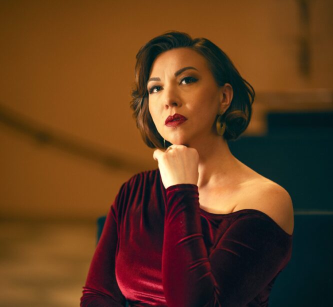 Nainen punaisessa iltapuvussa.