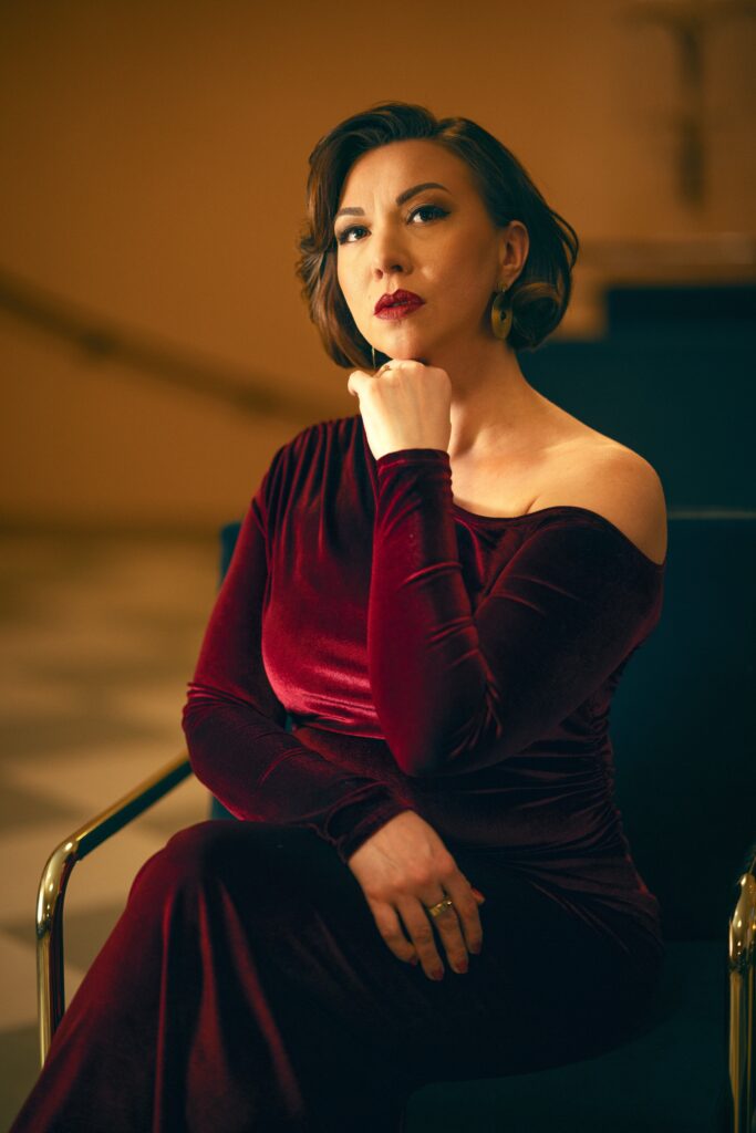 Nainen punaisessa iltapuvussa.