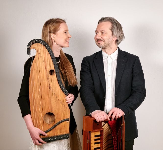 Nainen ja mies soittimiensa kanssa