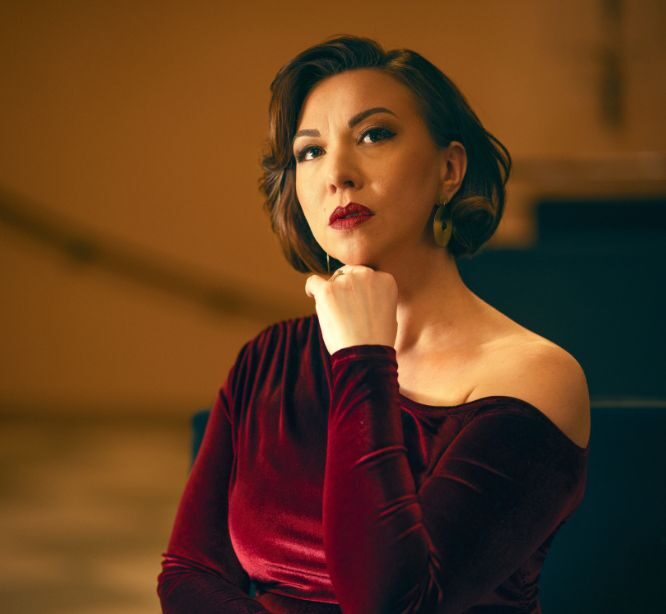 Nainen punaisessa mekossa.