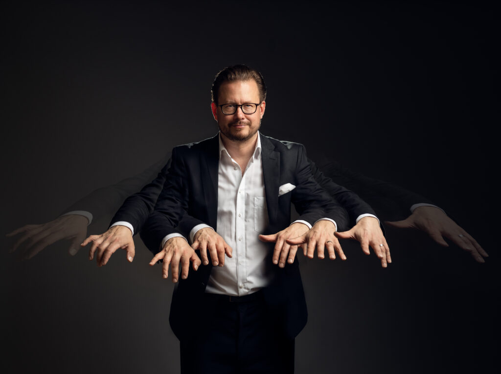 Mies, jolla kädet heiluvat.